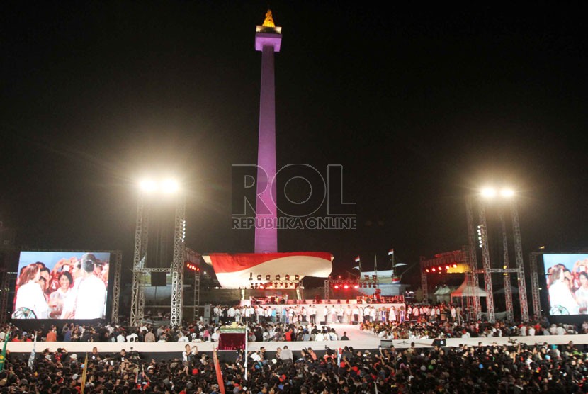   Suasana Konser Salam 3 Jari di lapangan Monumen Nasional, Jakarta, Senin (20/10) malam.   (Republika/Yasin Habibi)