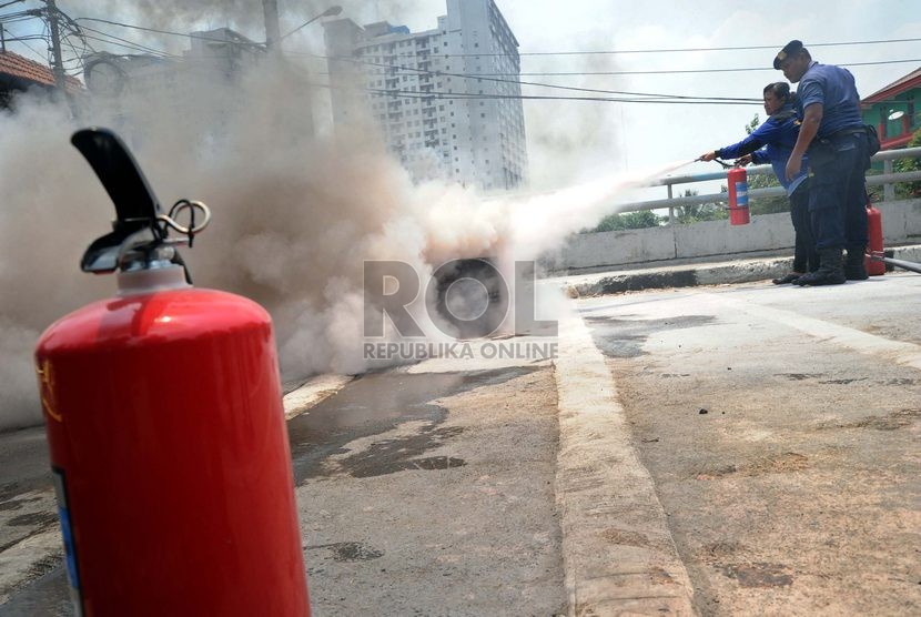  Warga mengikuti Pelatihan Sistem Keselamatan Kebakaran Lingkungan (SKKL) di pemukiman padat penduduk, Menteng, Jakarta Pusat, Selasa (21/10).   (Republika/ Tahta Aidilla)