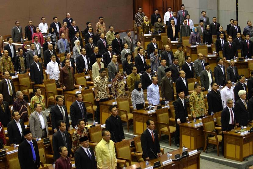 Suasana sidang paripurna penetapan anggota komisi di Gedung DPR, Jakarta, Selasa (21/10).   (Republika/Agung Supriyanto)
