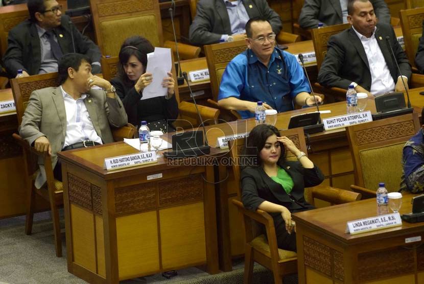  Suasana sidang paripurna penetapan anggota komisi di Gedung DPR, Jakarta, Selasa (21/10).   (Republika/Agung Supriyanto)