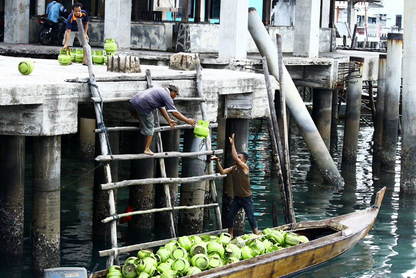  Perahu pancung menurunkan muatan gas elpiji tiga kilogram di dermaga desa Pulau Belakang Padang, Batam, Selasa (21/10).(Antara/Joko Sulistyo) 
