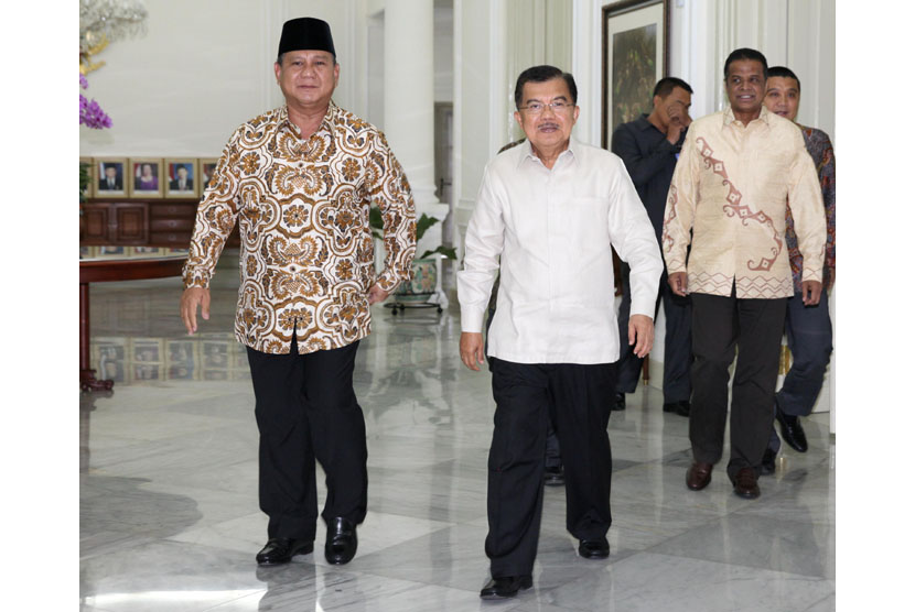   Wapres Jusuf Kalla (kanan) menerima kunjungan Ketum Partai Gerindra Prabowo Subianto (kiri) di Istana Wapres, Jakarta, Selasa (21/10). (Antara)