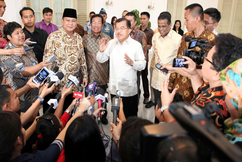 Wapres Jusuf Kalla didampingi Ketum Partai Gerindra Prabowo Subianto memberikan keterangan pers seusaai mengadakan pertemuan di Istana Wapres, Jakarta, Selasa (21/10). (Antara)