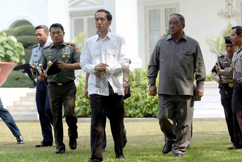   Presiden Joko Widodo bersama para petinggi lembaga negara memberi keterangan kepada wartawan usai melakukan pertemuan tertutup di Istana Negara, Jakarta, Rabu (22/10). (Republika/Agung Supriyanto)