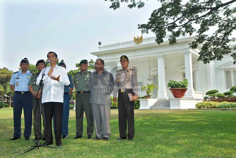   Presiden Joko Widodo bersama para petinggi lembaga negara memberi keterangan kepada wartawan usai melakukan pertemuan tertutup di Istana Negara, Jakarta, Rabu (22/10). (Republika/Agung Supriyanto)