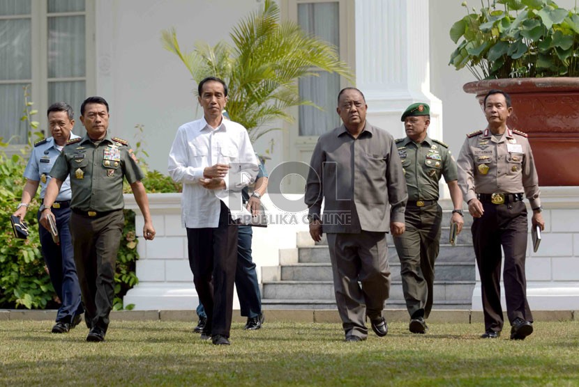   Presiden Joko Widodo bersama para petinggi lembaga negara memberi keterangan kepada wartawan usai melakukan pertemuan tertutup di Istana Negara, Jakarta, Rabu (22/10). (Republika/Agung Supriyanto)