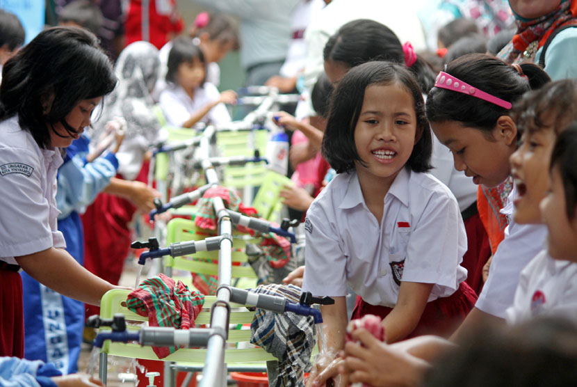  Sejumlah siswa melakukan cuci tangan pada acara Cuci Tangan Pakai Sabun Sedunia di Sekolah Dasar (SD) Ungaran 1, Yogyakarta, Rabu (22/10). (Antara/Noveradika)