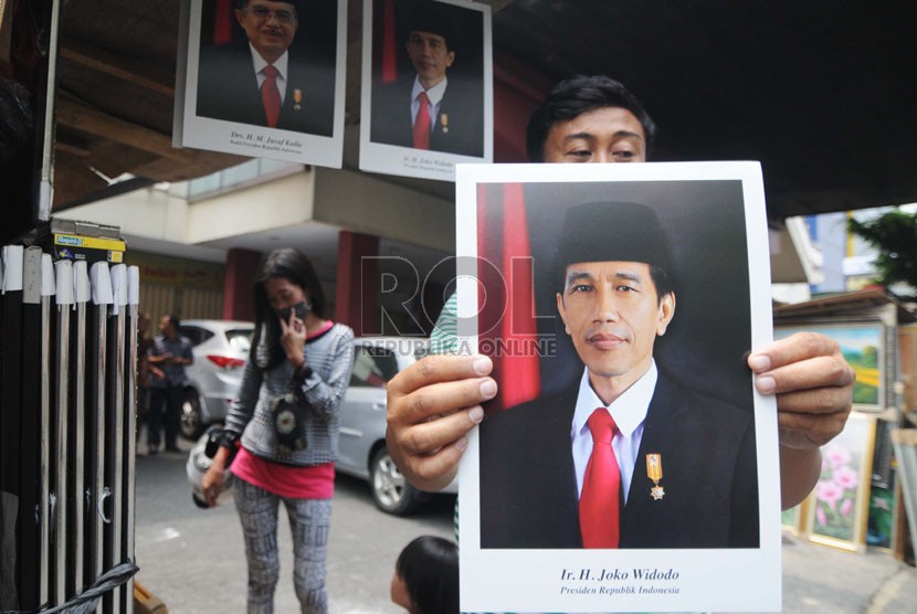 [ilustrasi] Pedagang poster foto Presiden Joko Widodo.