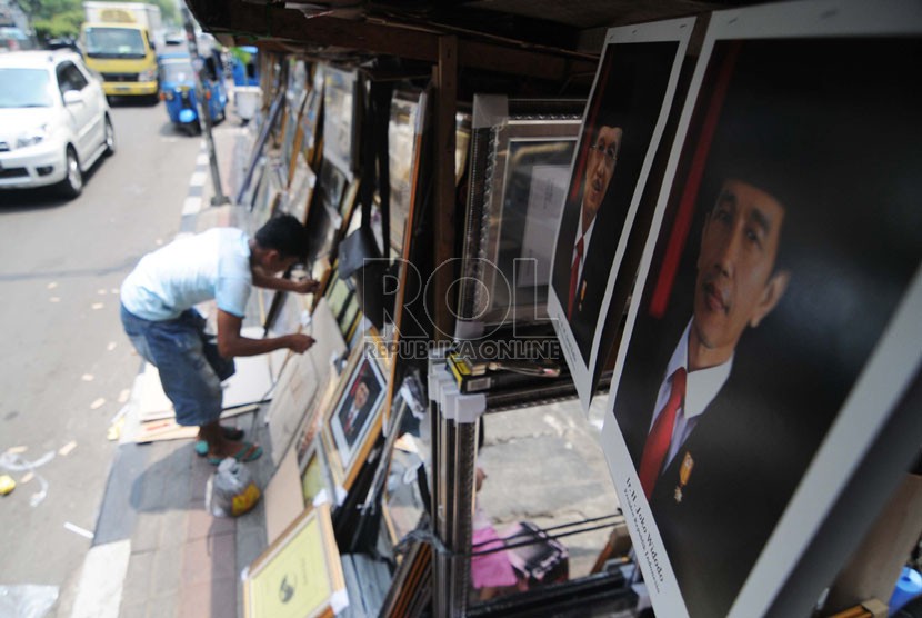   Pedagang poster foto Presiden Joko Widodo di Pasar Baru, Jakarta Pusat, Kamis (23/10). (Republika/Raisan Al Farisi)