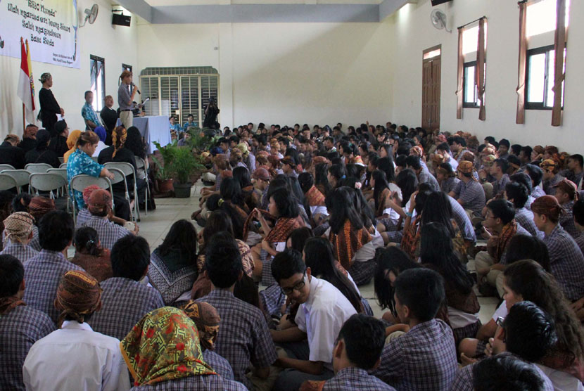 Sejumlah siswa SMA mengenakan iket kepala khas Sunda (Totopong) saat kegiatan Rebo Nyunda di Aula SMA Mardiyuana, Kota Bogor, Jabar, Rabu (22/14).  (Antara/Arif Firmansyah)