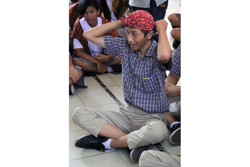  Seorang siswa SMA mengenakan ikat kepala khas Sunda (Totopong) saat kegiatan Rebo Nyunda di Aula SMA Mardiyuana, Kota Bogor, Jabar, Rabu (22/14). (Antara/Arif Firmansyah)
