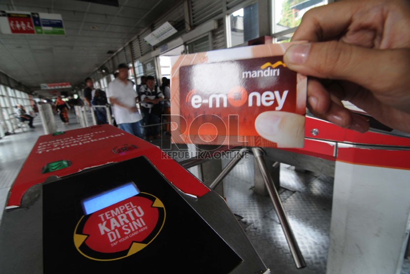  Calon penumpang Transjakarta melakukan transaksi e-ticketing di koridor I Harmoni, Jakarta Pusat, Kamis (23/10). (Republika/Raisan Al Farisi) 