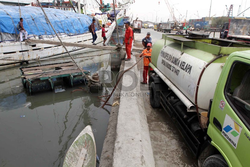  Sebuah truk tanki Pertamina mengisi solar ke kapal di Pelabuhan Sunda Kelapa, Jakarta, Kamis (23/10). (Republika/Yasin Habibi)