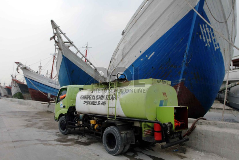   Sebuah truk tanki Pertamina mengisi solar ke kapal di Pelabuhan Sunda Kelapa, Jakarta, Kamis (23/10). (Republika/Yasin Habibi)
