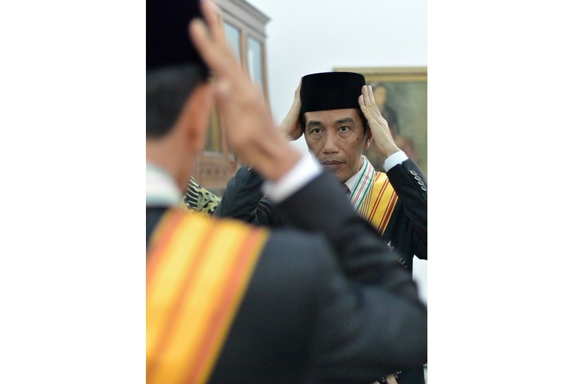  Presiden Joko Widodo bersiap sebelum pemotretan foto resmi di Istana Merdeka, Jakarta, Kamis (23/10).    (Antara/Setpes-Cahyo Bruri Sasmito)