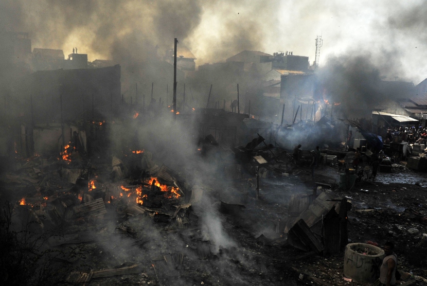  Puluhan rumah hangus terbakar saat terjadi kebakaran rumah warga di Kecamatan Rappocini Makassar, Sulsel, Kamis (23/10).   (Antara/Yusran Uccang)