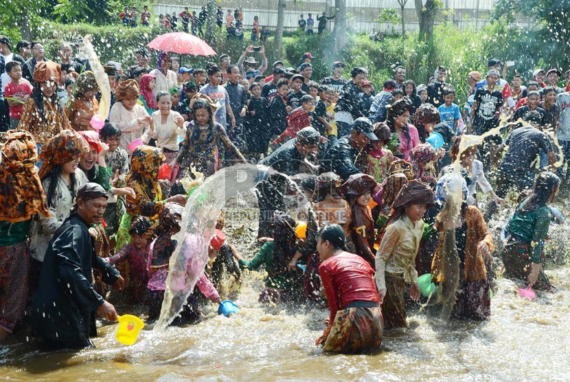  Warga saling siram di mata air Irung-Irung pada Cihideung Festival 2014 di Desa Cihideung, Kecamatan Parongpong, Kabupaten Bandung Barat, Ahad (26/10).  (Republika/Edi Yusuf)