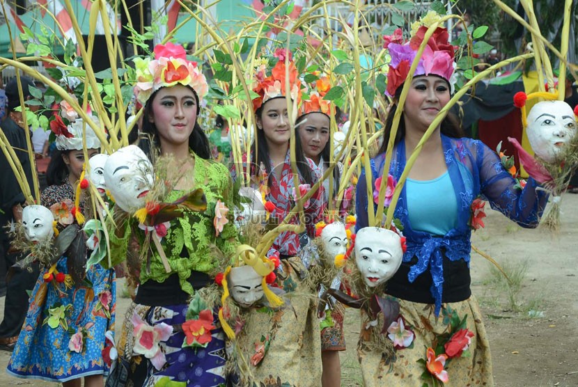  Kostum bunga pada Cihideung Festival 2014 di Desa Cihideung, Kecamatan Parongpong, Kabupaten Bandung Barat, Ahad (26/10).  (Republika/Edi Yusuf)