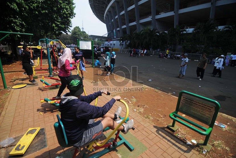 Sejumlah warga memanfaatkan fasilitas fitnes gratis di Gelora Bung Karno, Jakarta Selatan, Ahad (26/10). (Republika/Raisan Al Farisi)