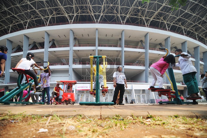 Sejumlah warga memanfaatkan fasilitas fitnes gratis di Gelora Bung Karno, Jakarta Selatan, Ahad (26/10). (Republika/Raisan Al Farisi)