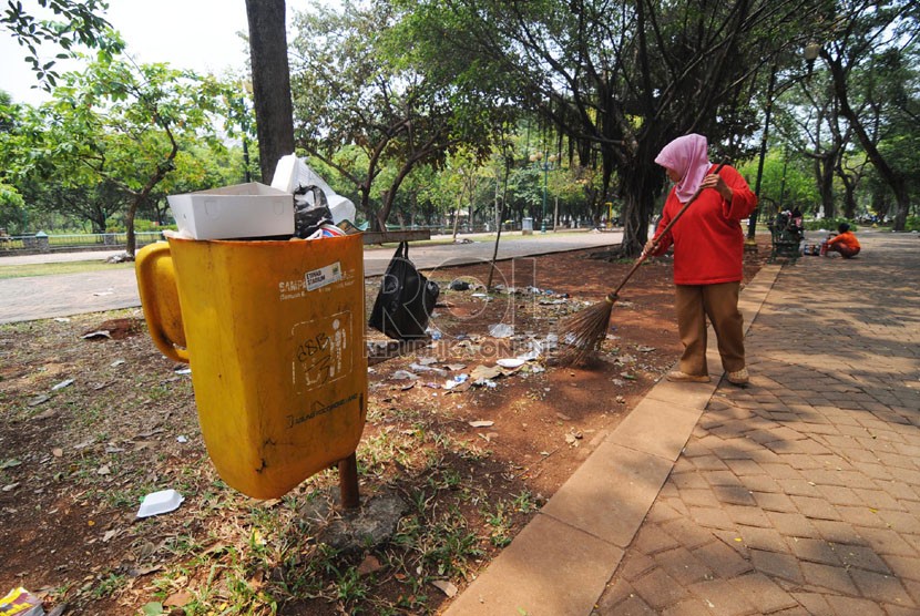  Kondisi tempat sampah yang rusak di Taman Monas Sektor Selatan, Jakarta Pusat, Senin (27/10).  (Republika/Raisan Al Farisi)