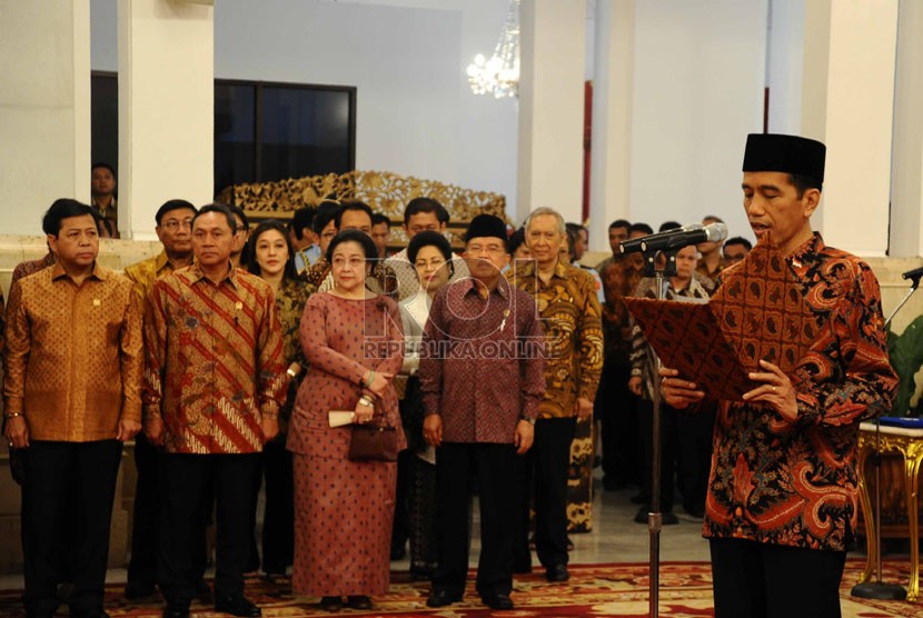   Presiden RI Joko Widodo (kanan) membacakan sumpah janji Jabatan saat pelantikan Menteri Kabinet Kerja di Istana Negara, Jakarta, Senin (27/10). (Republika/ Tahta Aidilla) 