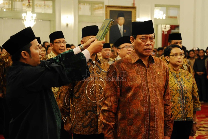 Coordinating Minister for Political, Legal and Security Affairs Tedjo Edy Purdijatno takes his oath in Jakarta on Monday. (File)