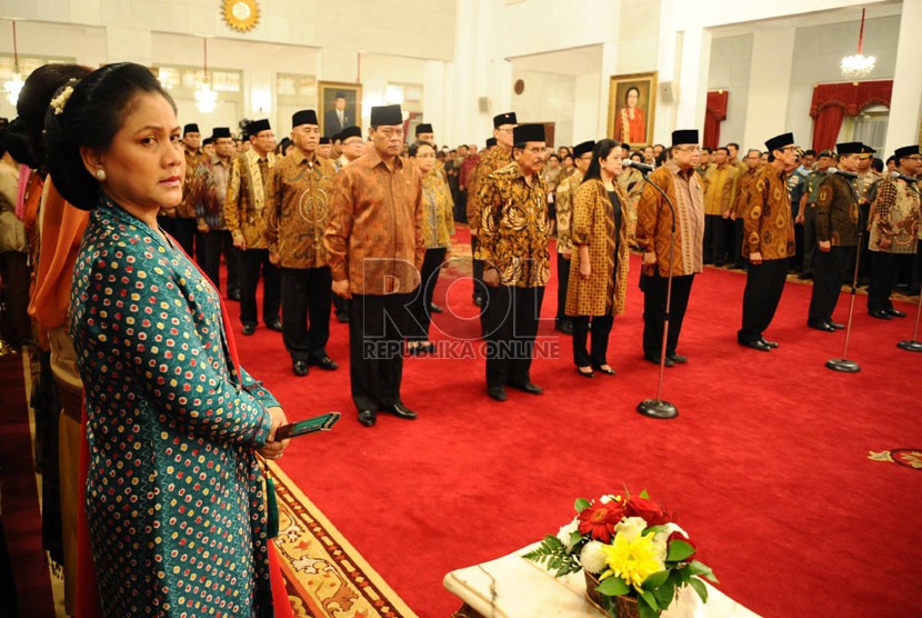   Ibu negara Iriana Widodo (kiri) menyakasikan pelantikan Menteri Kabinet Kerja di Istana Negara, Jakarta, Senin (27/10).  ( Republika/ Tahta Aidilla)