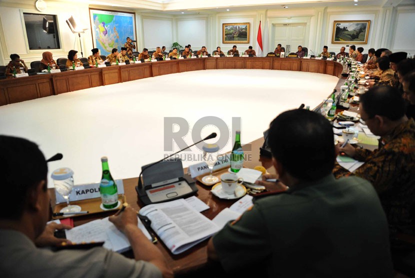  Presiden Joko Widodo menggelar rapat perdana Kabinet Kerja di Istana Negara, Jakarta, Senin (27/10). (Republika/Tahta Aidilla)