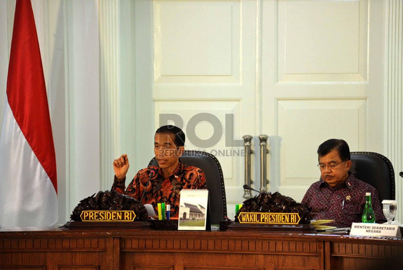  Presiden Joko Widodo memimpin rapat perdana Kabinet Kerja di Istana Negara, Jakarta, Senin (27/10). (Republika/Tahta Aidilla)