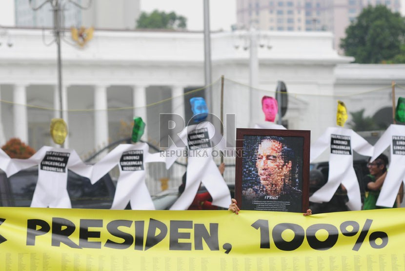  Sejumlah aktivis lingkungan melakukan aksi damai 100% Indonesia Hijau Damai di depan Istana Negara, Jakarta Pusat, Senin (27/10).  (Republika/Raisan Al Farisi)