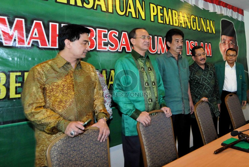 Ketua Umum PPP Suryadharma Ali (kedua kiri) memberikan keterangan pers terkait Muktamar PPP VIII di kantor DPP PPP, Jakarta Pusat, Senin (27/10). (Republika/Agung Supriyanto)
