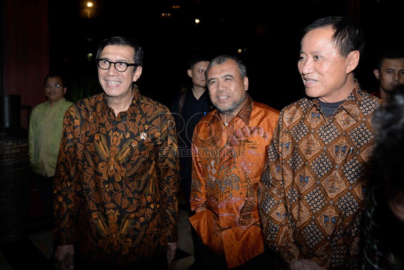   Menkumham Yasonna Hamonangan Laoly (kiri), Hakim MK Patrialis Akbar (tengah), dan mantan Menkumham Amir Syamsudin sebelum acara serah terima jabatan di Kantor Kemenkumham, Jakarta, Senin (27/10). (Republika/Wihdan)