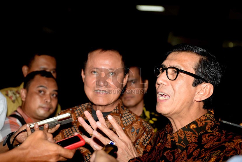  Mantan Menkumham Amir Syamsudin (kiri) bersama Menkumham Yasonna Hamonangan Laoly sebelum acara serah terima jabatan di Kantor Kemenkumham, Jakarta, Senin (27/10). (Republika/Wihdan)