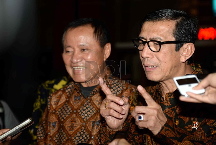  Mantan Menkumham Amir Syamsudin (kiri) bersama Menkumham Yasonna Hamonangan Laoly sebelum acara serah terima jabatan di Kantor Kemenkumham, Jakarta, Senin (27/10). (Republika/Wihdan)