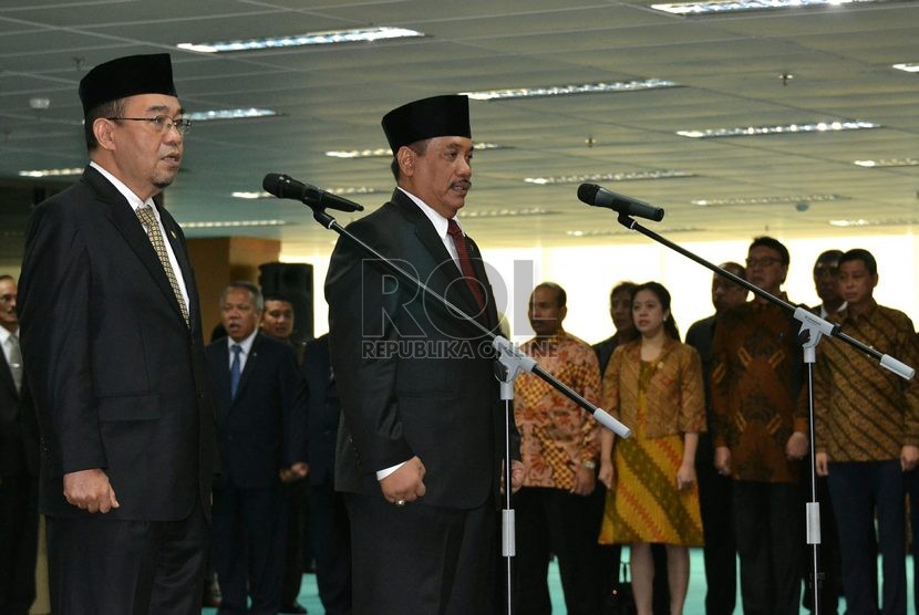  Ketua BPK Harry Azhar Azis (kiri) dan wakilnya Sapto Amal Damandari (kanan) saat pelantikannya di Jakarta, Selasa (28/10).   (Republika/Prayogi)