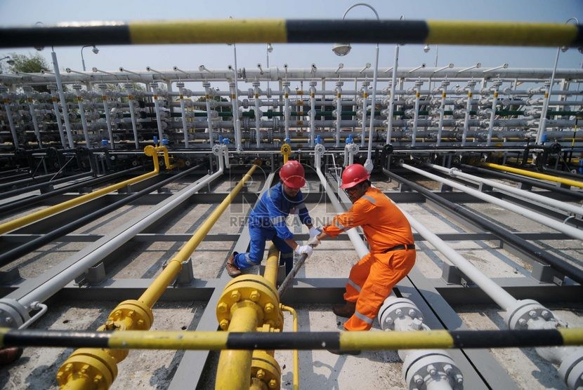 Workers check pipelines of PT Pertamina Jatibarang, West Java. (Illustration)