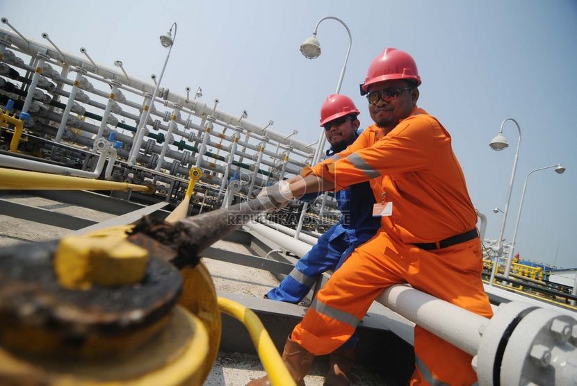   Petugas PT. Pertamina EP Asset 3 memeriksa pipa minyak di Stasiun Pengumpul Utama A, Jatibarang, Jawa Barat, Selasa (28/10).    (Republika/Raisan Al Farisi)