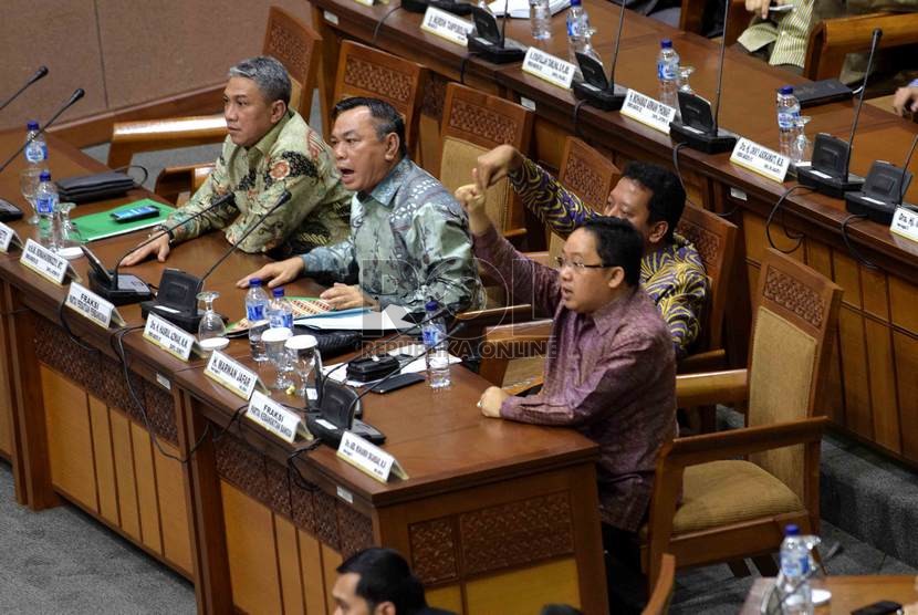   Ketua Fraksi PPP Hasrul Azwar (kedua kiri) dan Ketua PPP, Romahurmuziy (kedua kanan) menyampaikan protes kepada Pimpinan Rapat Agus Hermanto saat sidang rapat paripurna di Gedung Nusantara II, DPR, Jakarta, Selasa (28/10).  (Republika/Agung Supriyanto)
