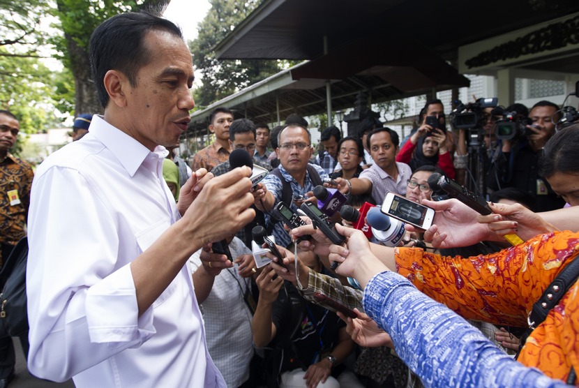 Presiden Joko Widodo memberikan keterangan pers seusai melakukan inspeksi mendadak ke Kantor Badan Koordinasi Penanaman Modal (BKPM) di Istana Kepresidenan Jakarta, Selasa (28/10).    (Antara/Andika Wahyu)