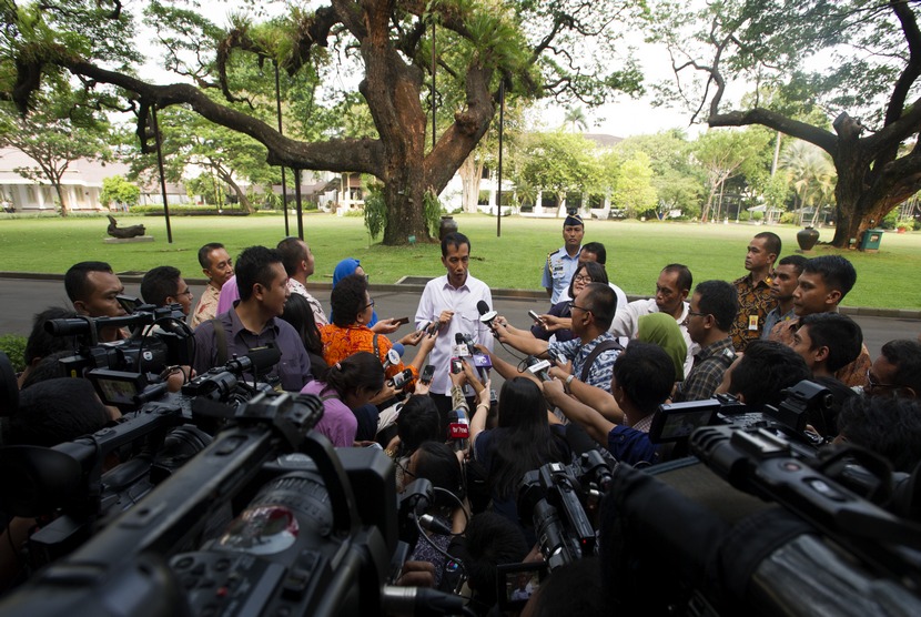  Presiden Joko Widodo (tengah) memberikan keterangan pers seusai melakukan inspeksi mendadak ke Kantor Badan Koordinasi Penanaman Modal (BKPM) di Istana Kepresidenan Jakarta, Selasa (28/10).   (Antara/Andika Wahyu)