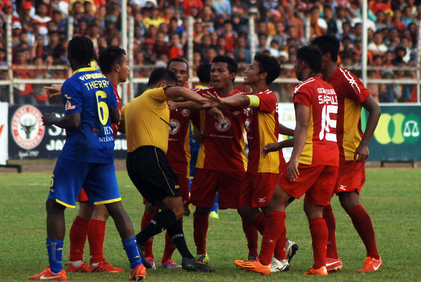  Sejumlah pemain Semen Padang mendesak wasit, Novari Ikhsan, usai pertandingan delapan besar Indonesia Super League (ISL) melawan Arema, di Stadion Agus Salim Padang, Sumbar, Rabu (29/10). (Antara/Iggoy el Fitra)