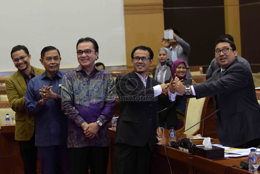  Wakil Ketua DPR, Fadli Zon (kanan) memberikan palu kepada Ketua komisi I, Mahfudz Siddiq (kedua kanan) di ruang rapat komisi I, Kompleks Parlemen Senayan, Jakarta, Rabu (29/10). (Republika/Agung Supriyanto)