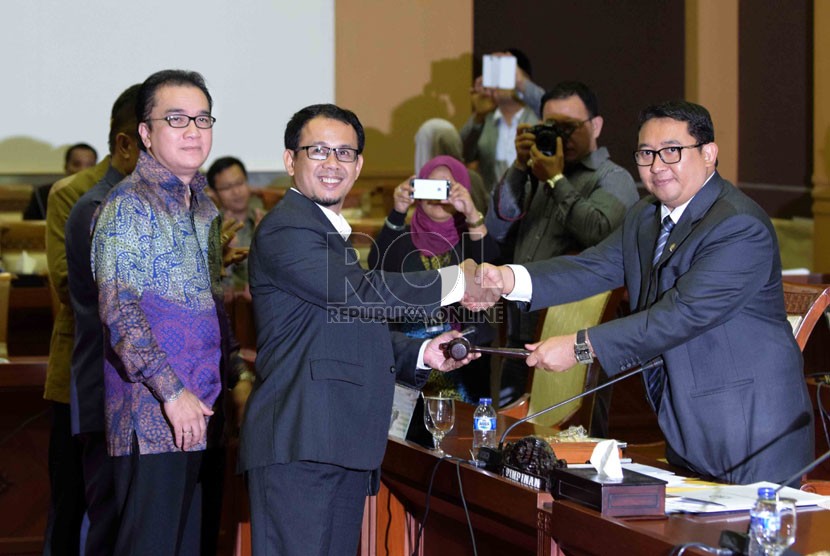    Wakil Ketua DPR, Fadli Zon (kanan) memberikan palu kepada Ketua komisi I, Mahfudz Siddiq (kedua kanan) didampingi wakil ketua, Tantowi Yahya (kiri) di Kompleks Parlemen Senayan, Jakarta, Rabu (29/10).  (Republika/Agung Supriyanto)