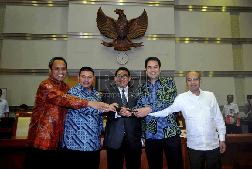   Wakil Ketua DPR, Fadli Zon (tengah) berfoto bersama dengan Aziz Syamsudin (kedua kanan) yang terpilih menjadi ketua Komisi III didampingi para wakil ketua, Desmond Junaedi Mahesa (kanan), Benny K Harman (kiri) dan Nur Fahri Harahap (kedua kiri).  