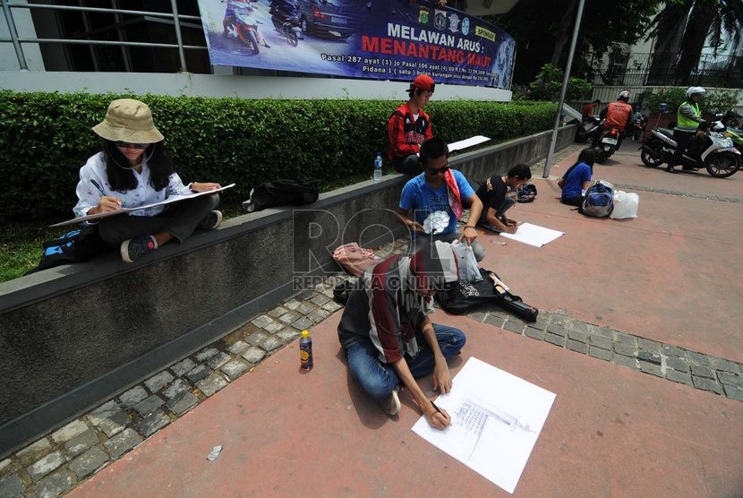  Sejumlah Mahasiswa IKJ Fakultas Seni Rupa melukis suasana Bundaran HI, Jakarta Pusat, Kamis (30/10).    (Republika/Raisan Al Farisi)