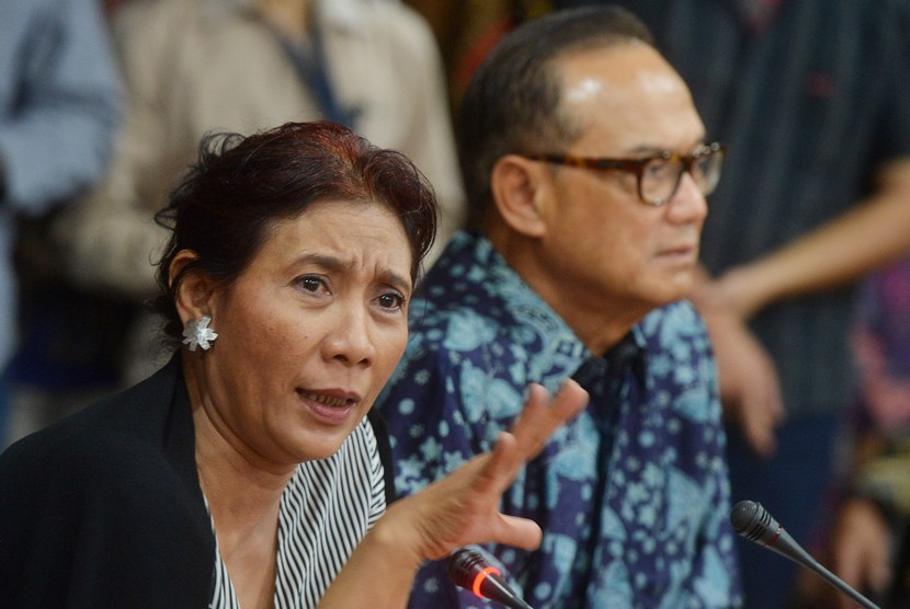  Menteri Kelautan dan Perikanan Susi Pudjiastuti (kiri) didampingi Ketua Umum Kamar Dagang Indonesia (Kadin) Suryo Bambang Sulisto saat bertemu pengusaha anggota Kadin di Jakarta, Kamis (30/10).  (Antara/Wahyu Putro A)