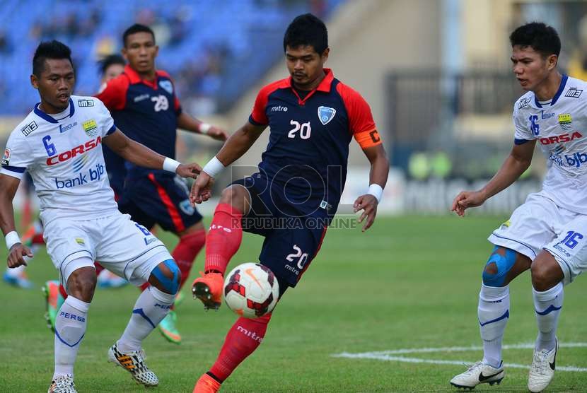 Striker Pelita Bandung Raya, Bambang Pamungkas, berusaha melewati pemain Persib Bandung dalam pertandingan Babak 8 Besar di Stadion Si Jalak Harupat Soreang, Bandung, Kamis (30/10).  (Republika/Yogi Ardhi)