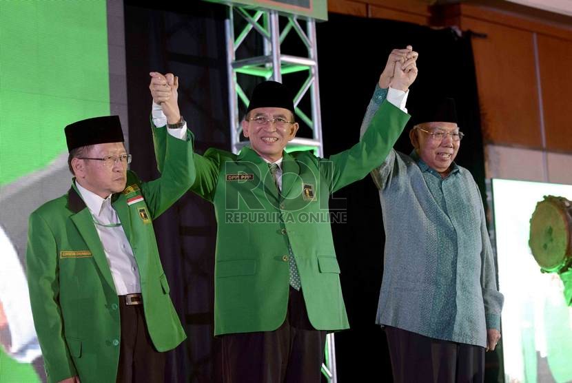  Ketua Umum PPP Suryadharma Ali berfoto bersama tokoh senior PPP, Bachtiar Chamsyah (kanan) dan Ketua Mahkamah PPP, Chosin Humaidi saat pembukaan Muktamar VIII PPP kubu Suryadharma Ali di Jakarta, Kamis (30/10).  (Republika/Agung Supriyanto)