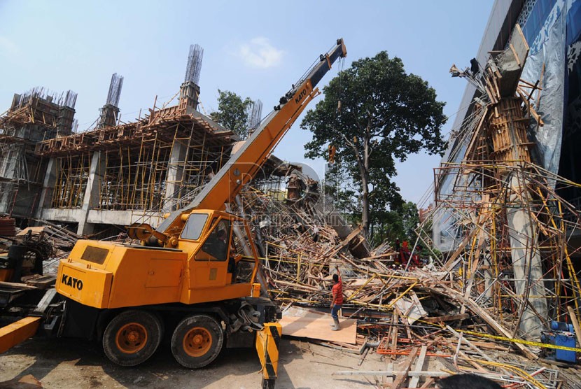   Petugas pemadam kebakaran mengevakuasi korban yang tertimpa kontruksi bangunan yang rubuh di Taman Ismail Marzuki, Jakarta pusat, Jumat (31/10). (Republika/Raisan Al Farisi)